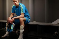 开云官方app入口-F1新赛季揭幕战之夜，萨卡闪耀赛道，以巨星之姿定义新时代