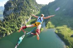 开云体育官网-红牛绝地反击，汉密尔顿关键一停，逆转法拉利王朝