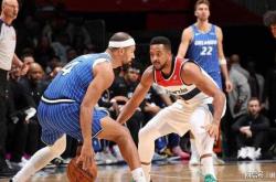 开云体育在线-灰熊鏖战意大利男篮，麦科勒姆送出助攻