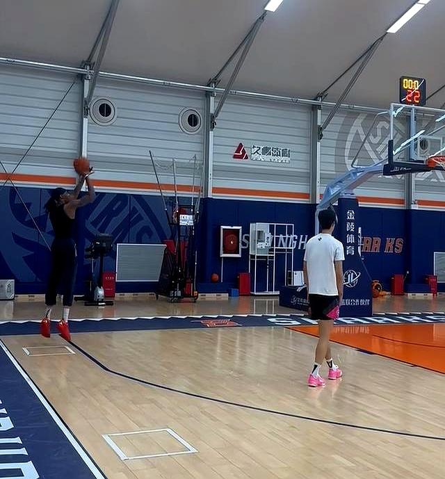 球员团队作战,篮球比拼劲爆 球员团队作战,篮球比拼劲爆