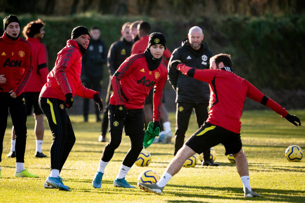 包含冬季转会市场传闻不断，多支球队争相签约的词条