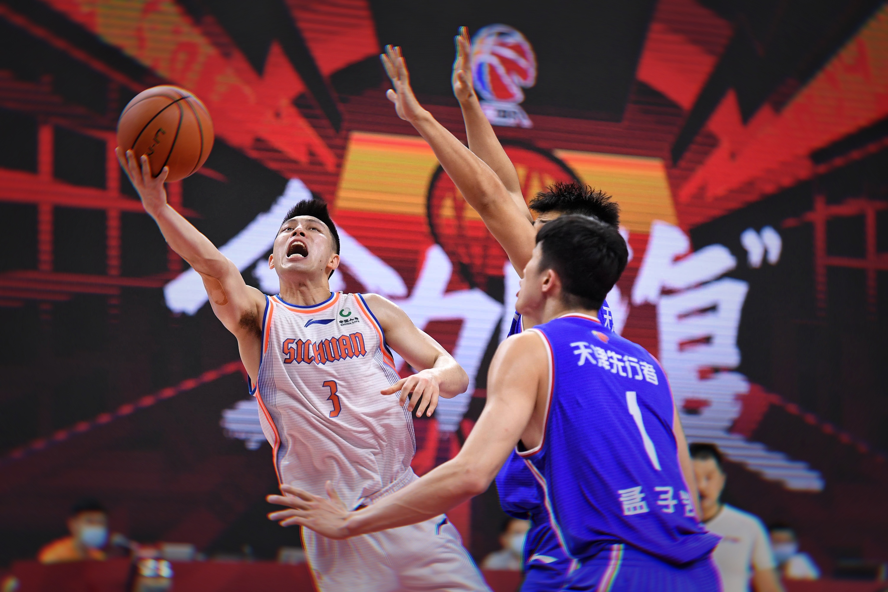 比赛中球员表现出色，赢得赛场掌声