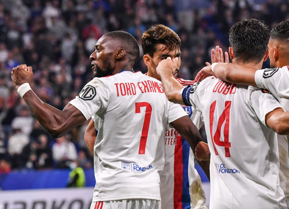 包含里昂客场大胜尼姆，稳坐积分榜榜首的词条