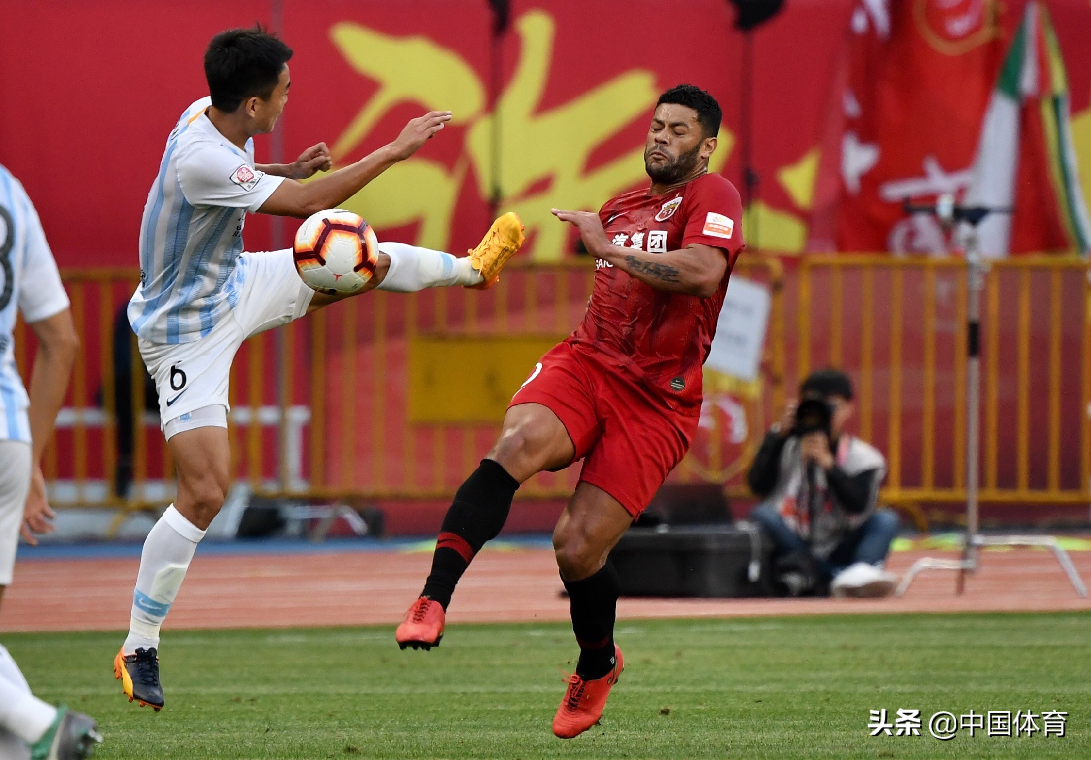 包含上海上港客场不敌广州富力,连败大陆的词条 包含上海上港客场不敌广州富力,连败大陆的词条