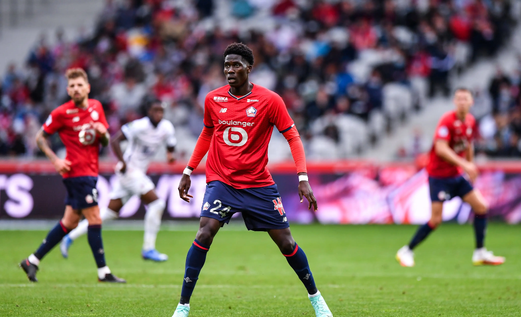 里尔足球俱乐部球员团结一心，追逐胜利的简单介绍