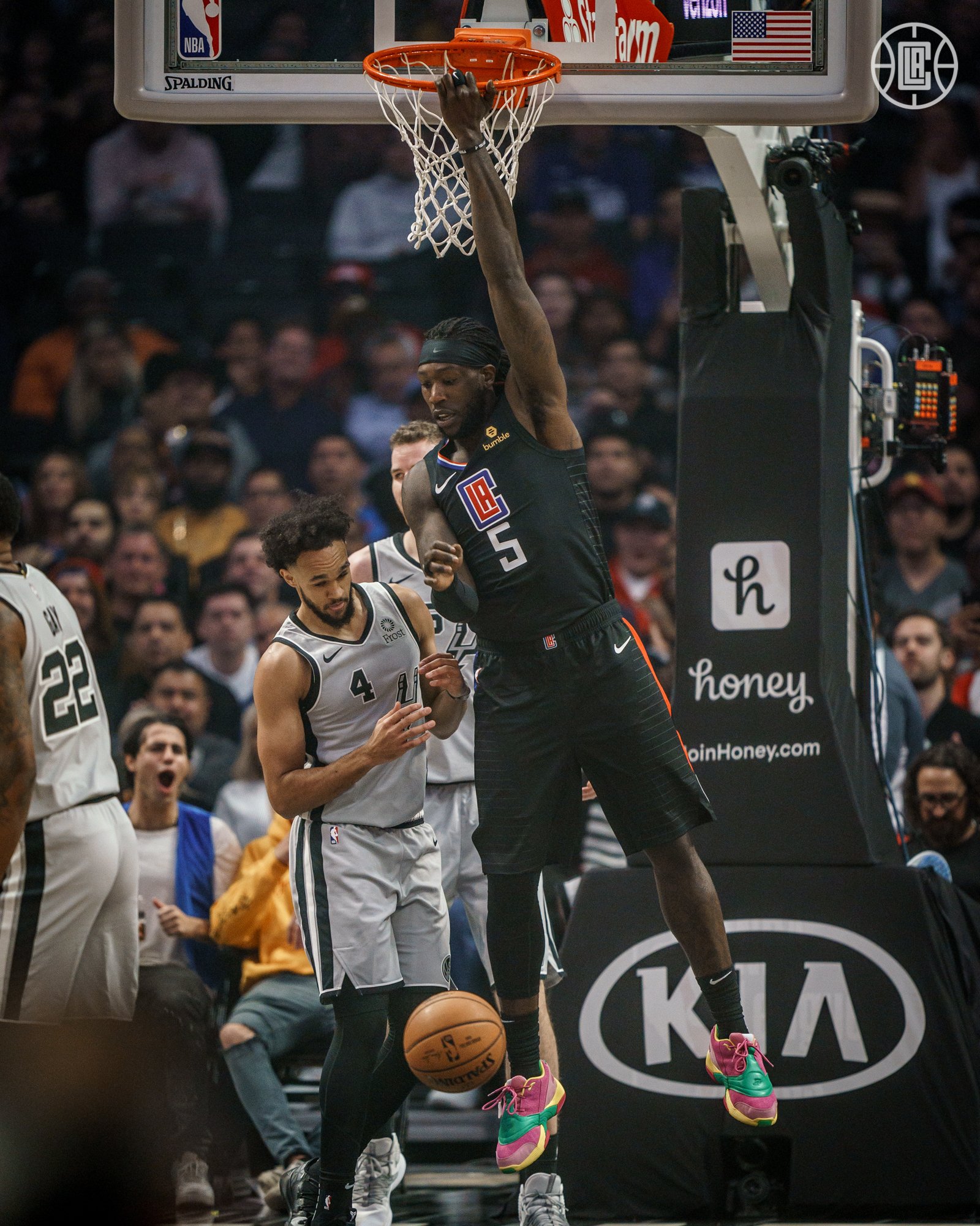 勒阿弗尔球员在比赛中闪光登场，向球迷献上胜利的简单介绍