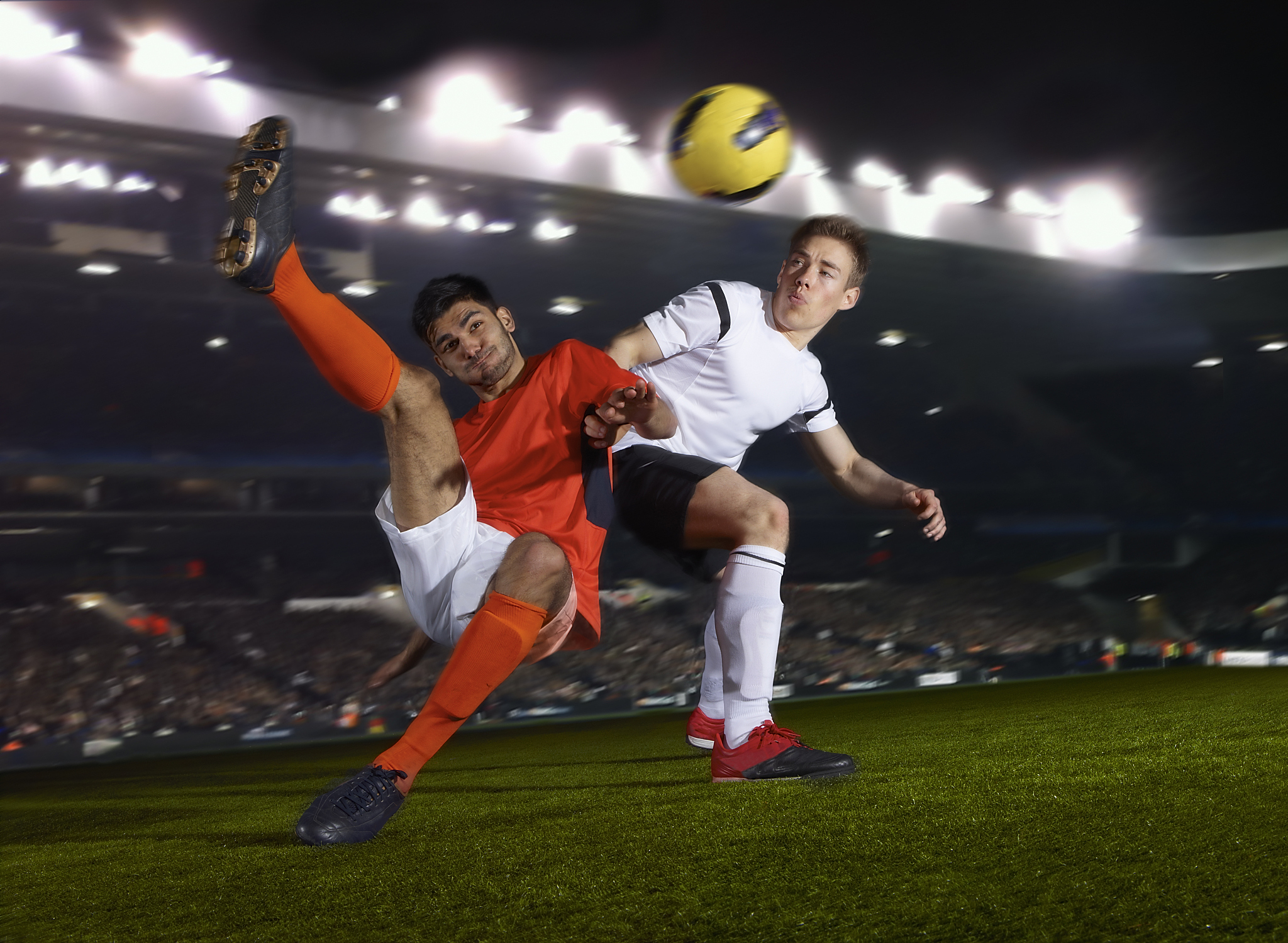 包含足球比赛现场气氛热烈，让人感受到激情的词条