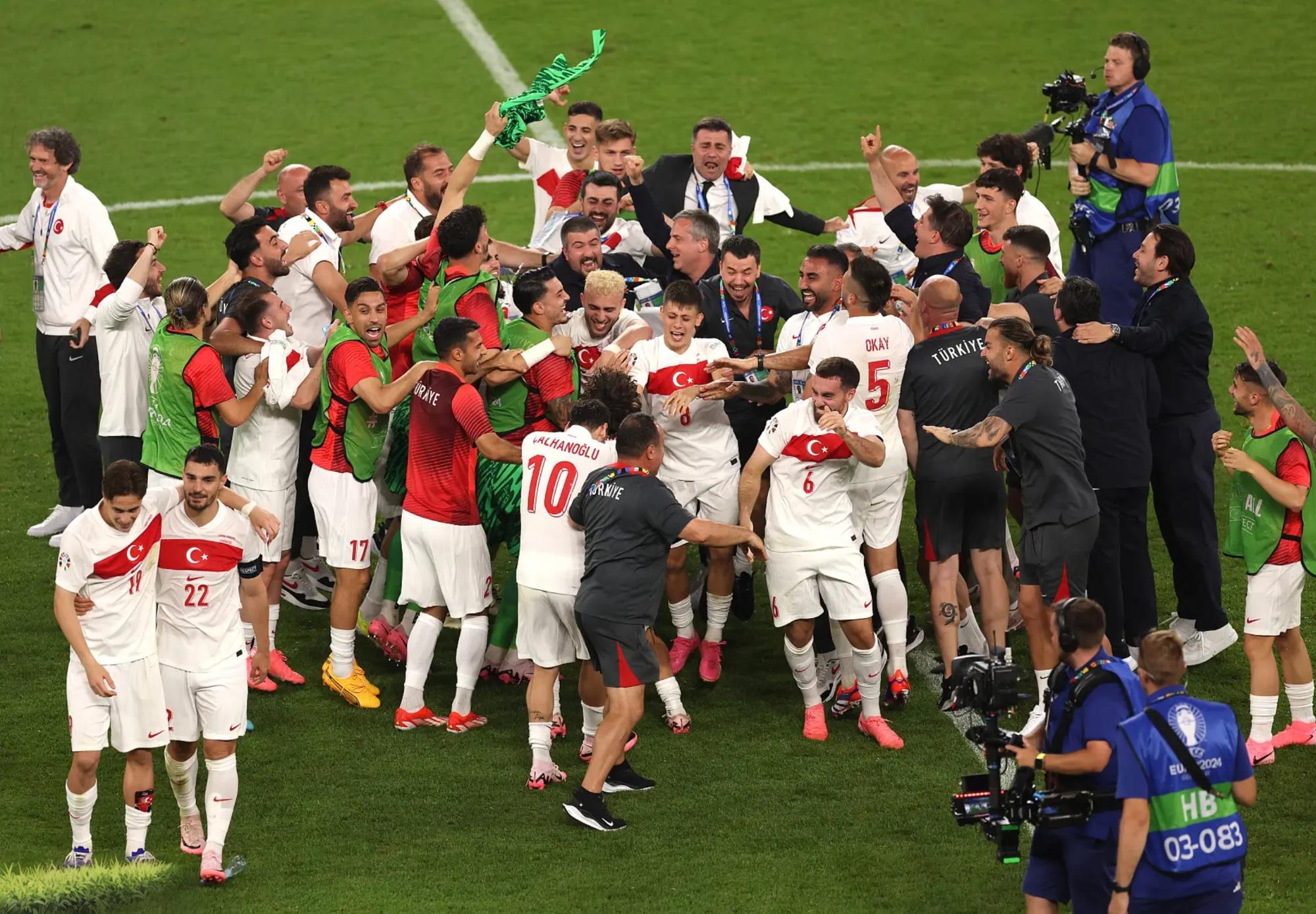 包含捷克队力挫对手，成功闯入欧预赛四强的词条