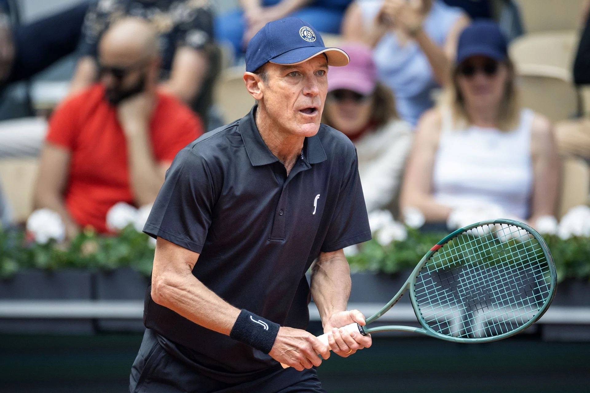 世界网球队轻取澳大利亚网球队，费德勒绝境逆转