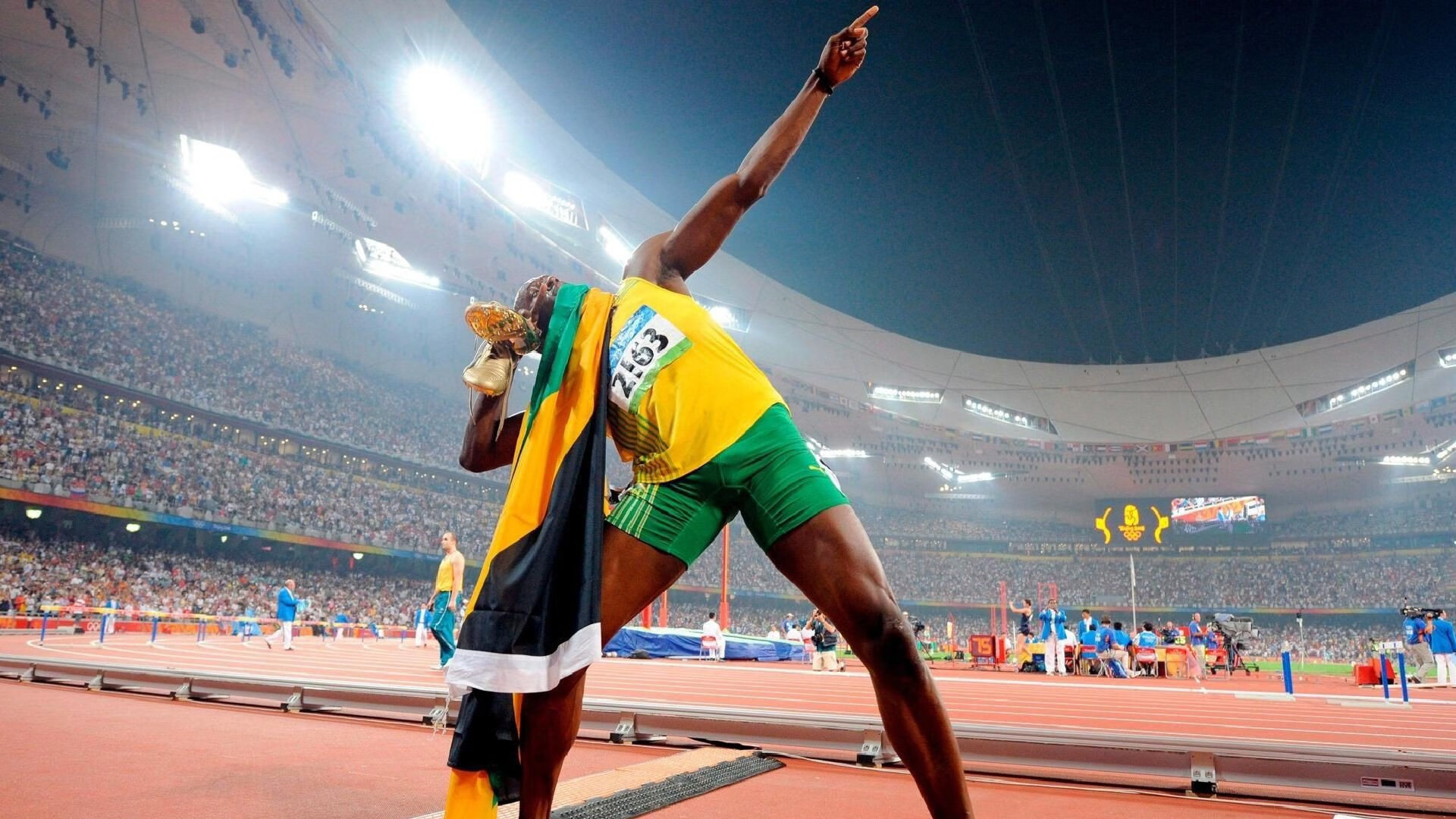 东方武士轻取巴斯克雄狮，西方铁腰主宰英超争冠—足球世界的双线叙事