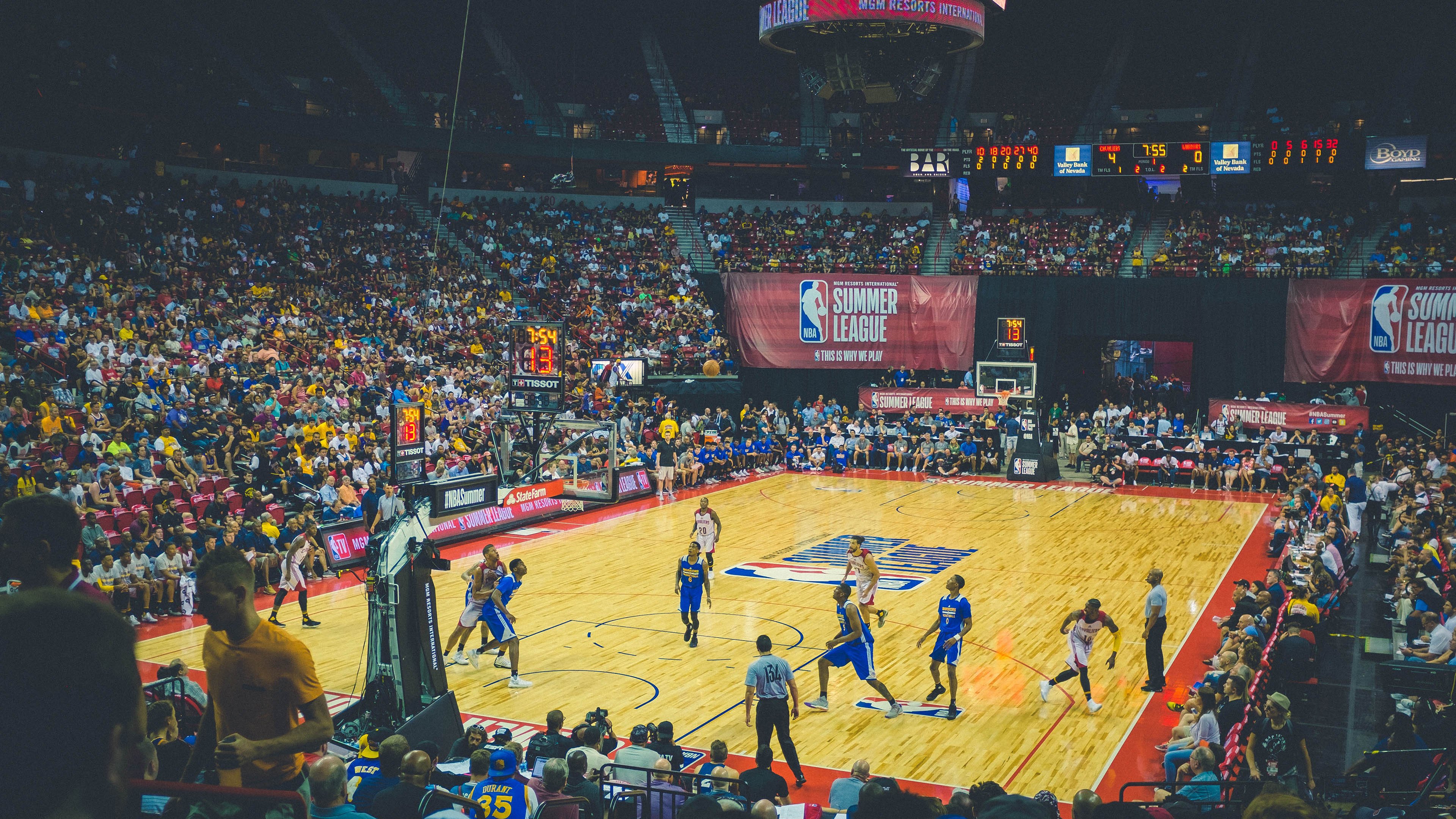 雷霆击溃火箭，文班亚马展现巨星价值，一场比赛，两种命运